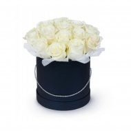 Траурная шляпная коробка с белыми розами